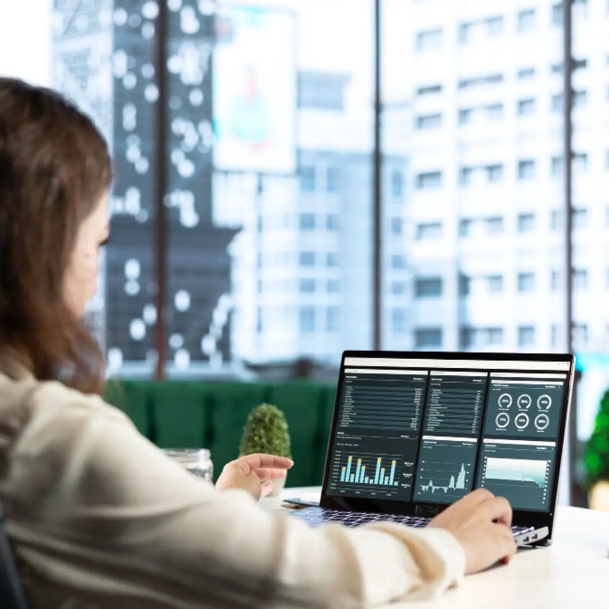 Modernize the Data Layer Without Slowing the Business - Sisifo